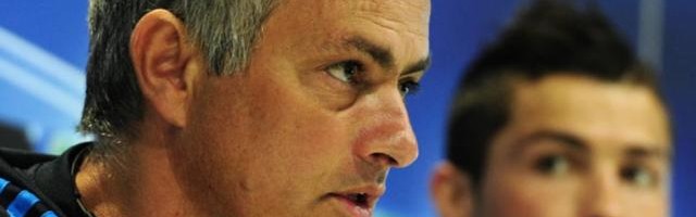 2012欧冠负拜仁 穆里尼奥擦干泪水去C罗家安慰他