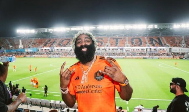 哈登不止满足于篮球成功，推足球文化是全新目标